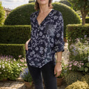 Camisa Maitê™ em Viscose Floral com Bolso Brilhante em Strass