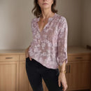 Camisa Maitê™ em Viscose Floral com Bolso Brilhante em Strass