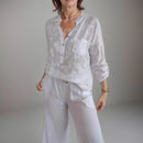 Camisa Maitê™ em Viscose Floral com Bolso Brilhante em Strass