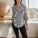 Camisa Maitê™ em Viscose Floral com Bolso Brilhante em Strass
